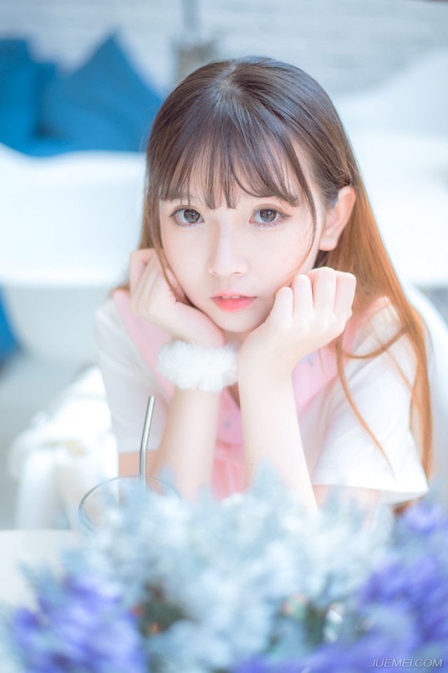 “干活！”夜鹰冷哼一声，两枚短剑随手抛出，精准的没入两名护卫的咽喉，有些厌恶的拍了拍自己的肩膀，仿佛沾上了什么脏东西一般。